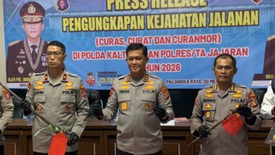 Kapolda Kalteng Irjen Pol Iwan Kurniawan menunjukan barang bukti hasil pengungkapan tindak pidana 3C
