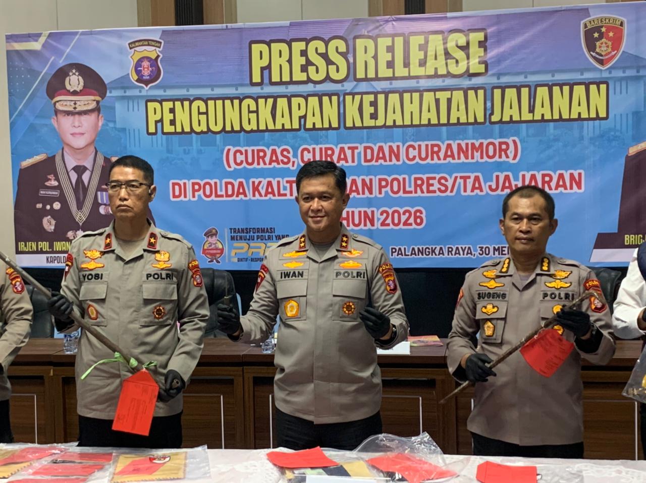 Kapolda Kalteng Irjen Pol Iwan Kurniawan menunjukan barang bukti hasil pengungkapan tindak pidana 3C