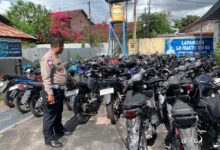 Kasatlantas Polresta Palangka Raya, Kompol Hermanto menunjukan kendaraan yang berhasil diamankan dari aksi balapan liar, belum lama ini.