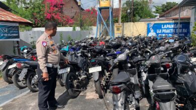 Kasatlantas Polresta Palangka Raya, Kompol Hermanto menunjukan kendaraan yang berhasil diamankan dari aksi balapan liar, belum lama ini.
