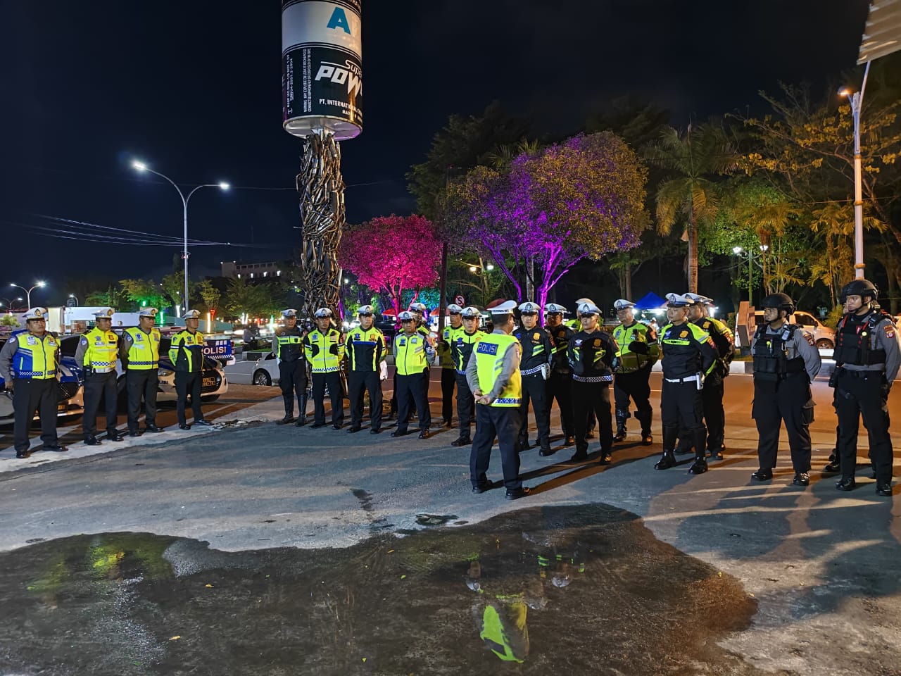 Tim gabungan melaksanakan apel sebelum melakukan patroli,