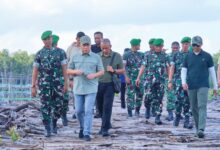 ‎Pangdam XXII/TB, Mayjen TNI Zainul Arifin saat mengunjungi Yonif TP 830/Isen Mulang di Desa Tangkiling, Kota Palangka Raya, serta Yonif TP 831/Panunjung Tarung di Kasongan, Kabupaten Katingan