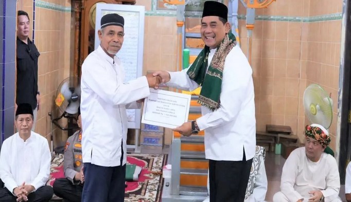 Wujudkan Barito Utara Religius, Bupati Shalahuddin Serahkan Hibah Rp1 Miliar di Masjid Nurul Ahya Lahei