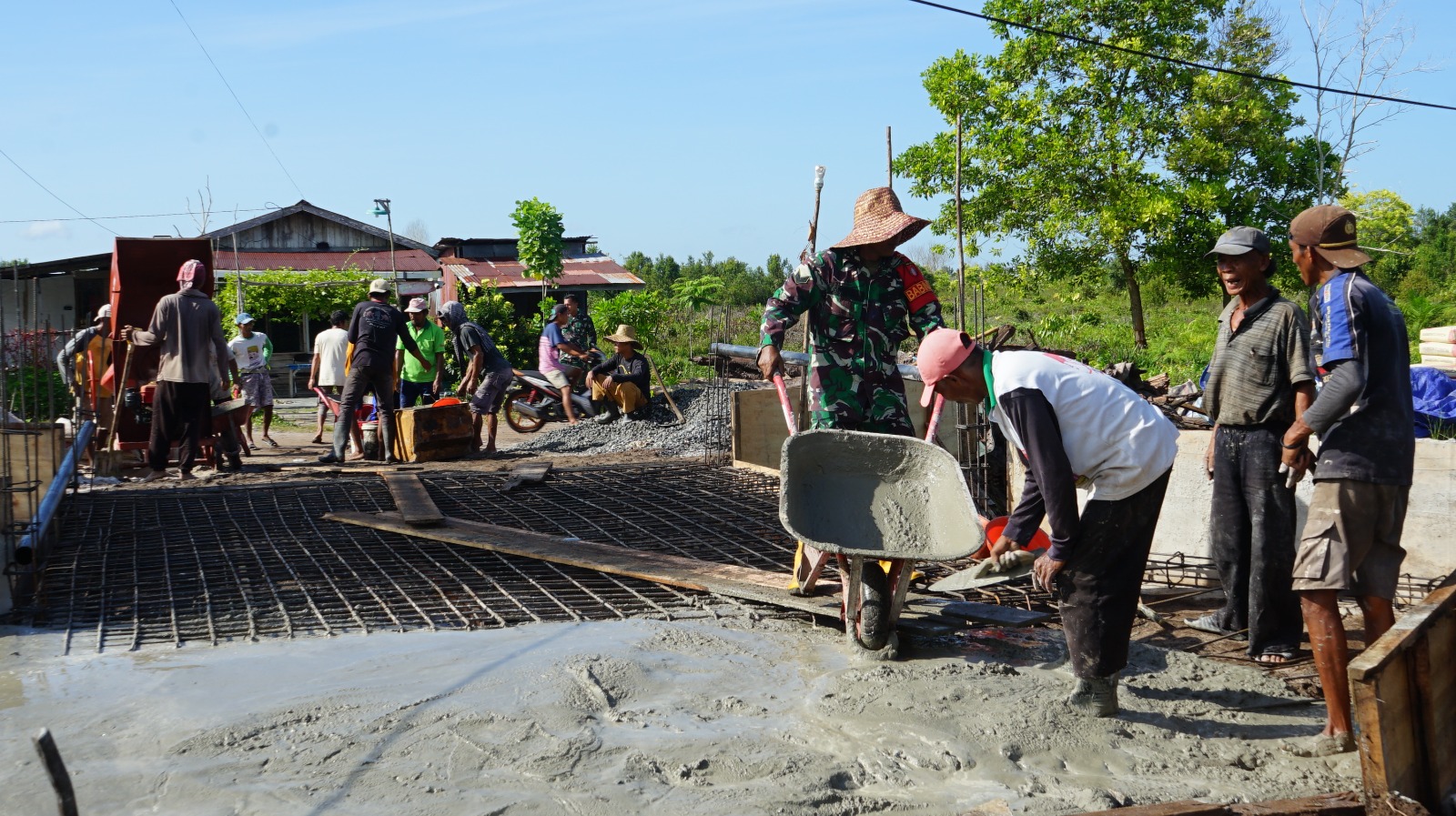 Peduli Warga, Babinsa Kodim 1016/Plk Gotong Royong Cor Jembatan Aramco