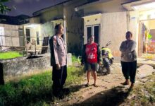 Petugas kepolisian ketika merespon laporan keributan di kawasan Kereng Bengkirai