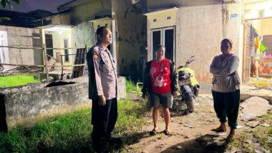 Petugas kepolisian ketika merespon laporan keributan di kawasan Kereng Bengkirai