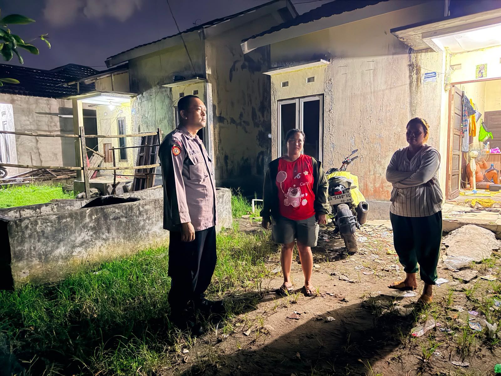 Petugas kepolisian ketika merespon laporan keributan di kawasan Kereng Bengkirai