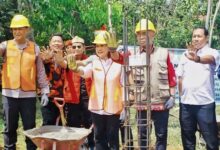 Pj. Sekda Kalteng Linae Victoria Aden mewakili Gubernur Kalimantan Tengah Agustiar Sabran saat menghadiri peletakan batu pertama.