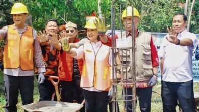 Pj. Sekda Kalteng Linae Victoria Aden mewakili Gubernur Kalimantan Tengah Agustiar Sabran saat menghadiri peletakan batu pertama.