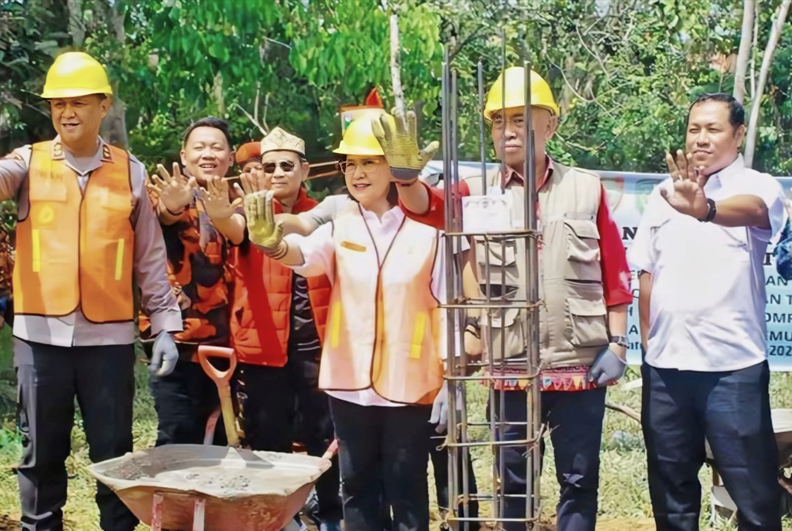 Pj. Sekda Kalteng Linae Victoria Aden mewakili Gubernur Kalimantan Tengah Agustiar Sabran saat menghadiri peletakan batu pertama.