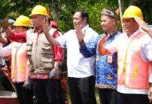 Wakil Wali Kota Palangka Raya, Achmad Zaini (helm kuning) saat menghadiri peletakan batu pertama pembangunan Posko Terpadu GDAN di Jalan Rindang Banua Ujung