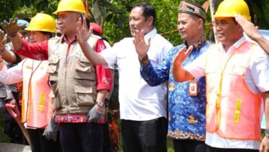 Wakil Wali Kota Palangka Raya, Achmad Zaini (helm kuning) saat menghadiri peletakan batu pertama pembangunan Posko Terpadu GDAN di Jalan Rindang Banua Ujung