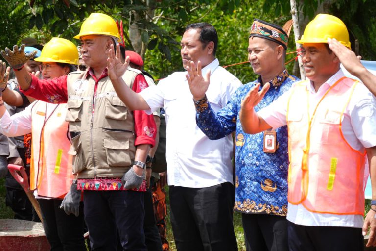 Wakil Wali Kota Palangka Raya, Achmad Zaini (helm kuning) saat menghadiri peletakan batu pertama pembangunan Posko Terpadu GDAN di Jalan Rindang Banua Ujung