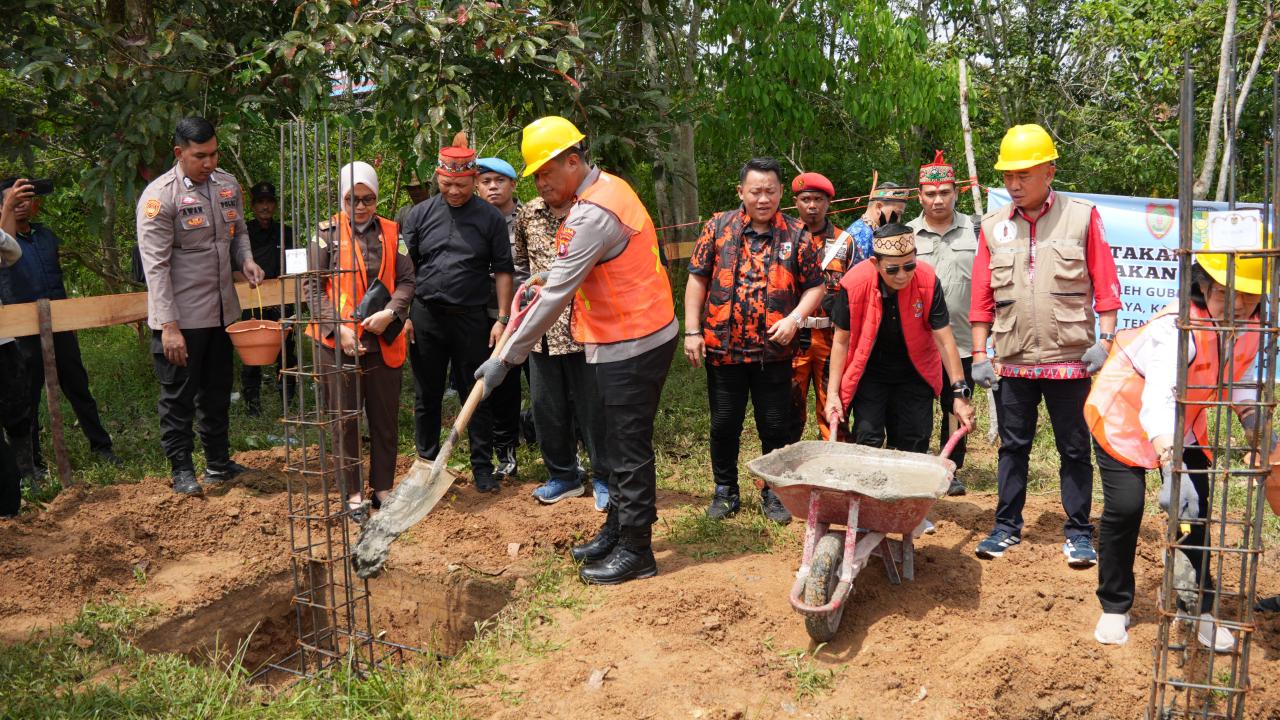 Kapolda Kalteng Irjen Pol Iwan Kurniawan saat menghadiri kegiatan membangun Posko Anti Narkoba di kawasan Rindang Banua Ujung, Komplek Puntun