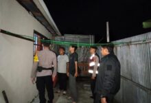 Petugas kepolisian mendatangi lokasi dugaan pencurian di Jalan G Obos,