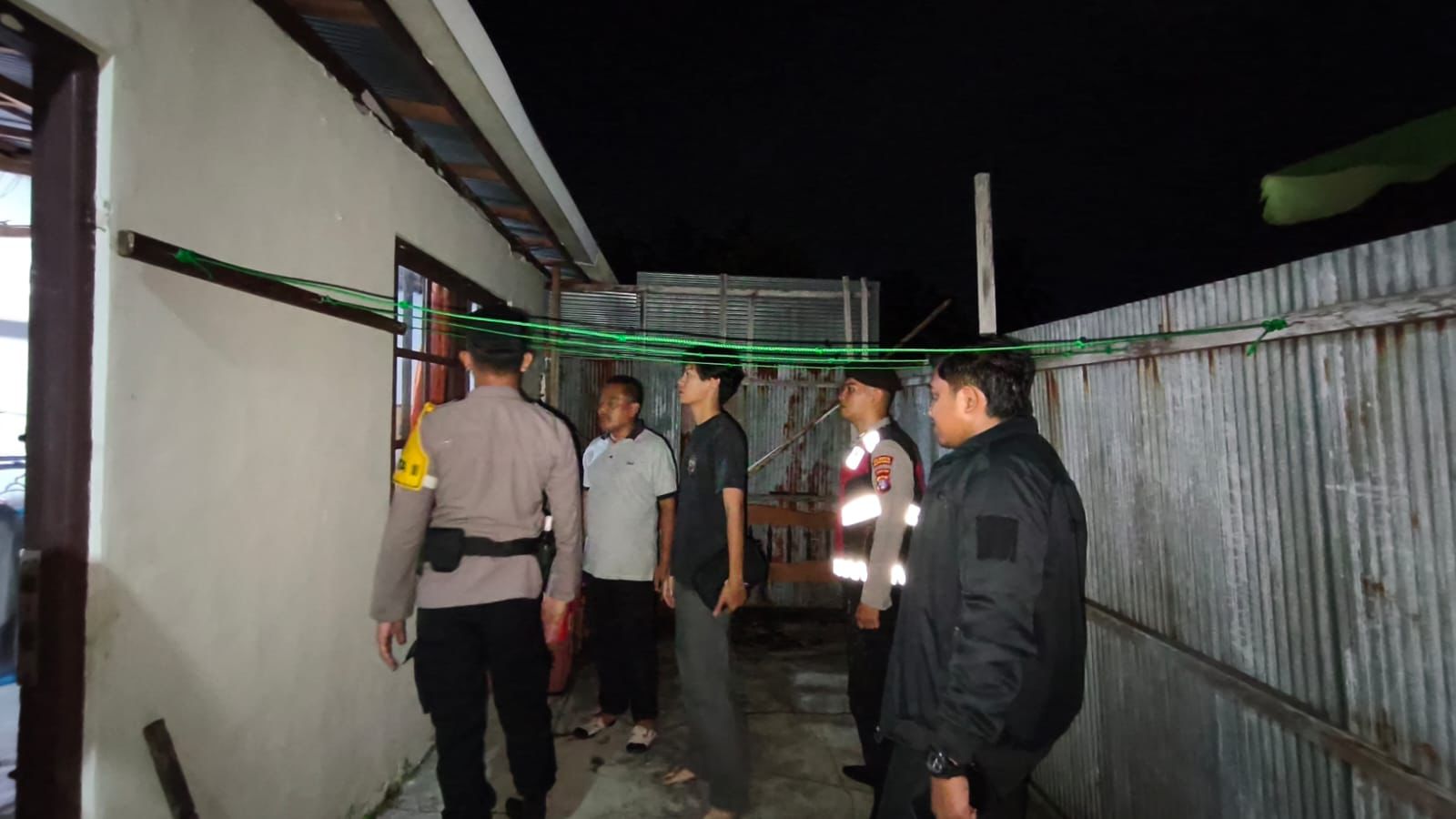 Petugas kepolisian mendatangi lokasi dugaan pencurian di Jalan G Obos,