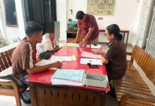 Tersangka dan barang bukti saat dilimpahkan ke Kejaksaan setempat,