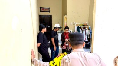 Personel Polresta Palangka Raya mendatangi lokasi pencurian di Jalan Sisingamangaraja