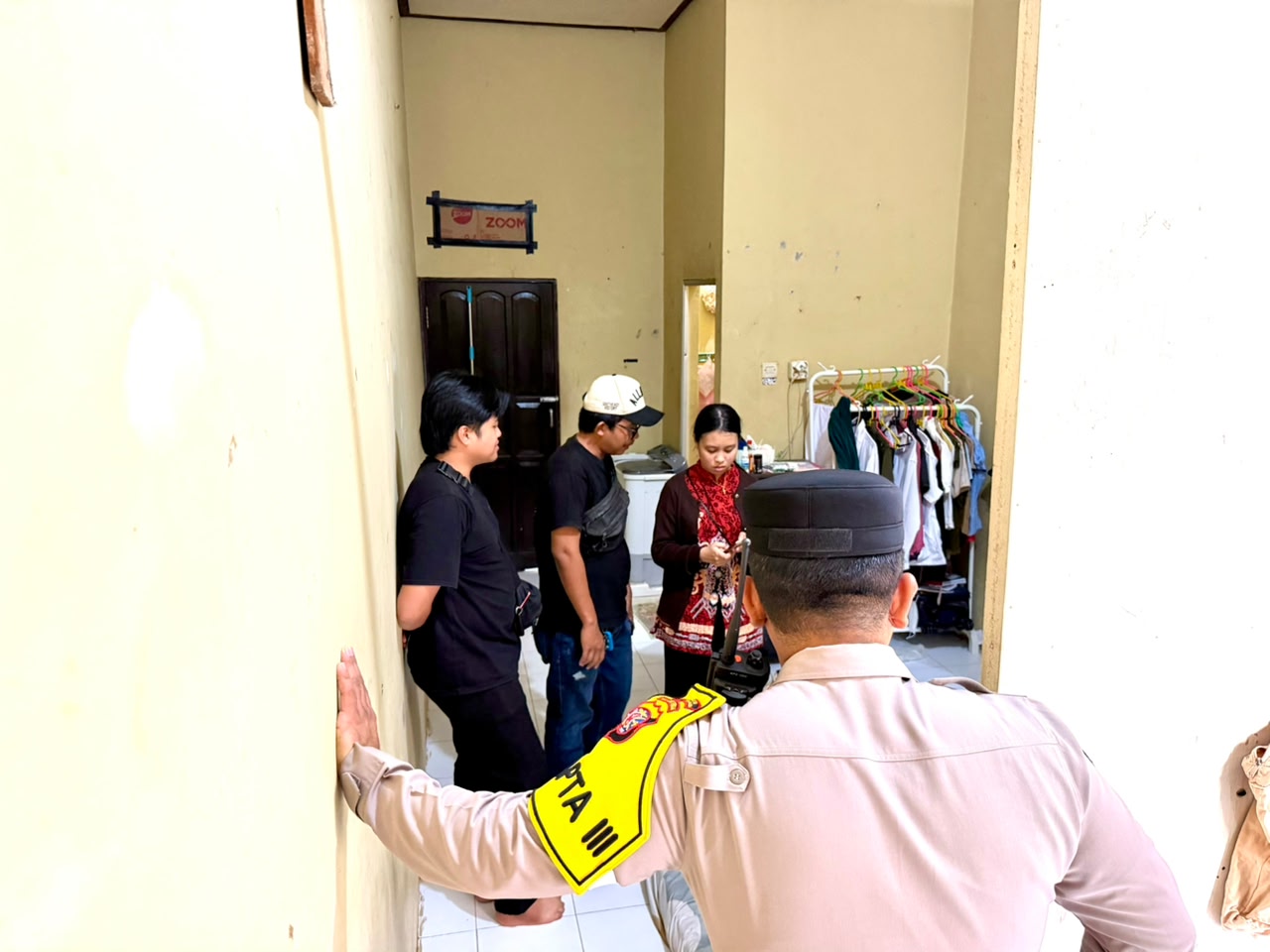 Personel Polresta Palangka Raya mendatangi lokasi pencurian di Jalan Sisingamangaraja
