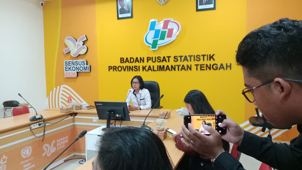 Plt. Kepala BPS Provinsi Kalimantan Tengah, Maria Wahyu Utami saat menyampaikan paparannya