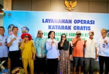 Pj. Sekda Kalteng, Linae Victoria Aden foto bersama masyarakat yang mengikuti Operasi Katarak Gratis Tahun 2026,