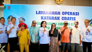 Pj. Sekda Kalteng, Linae Victoria Aden foto bersama masyarakat yang mengikuti Operasi Katarak Gratis Tahun 2026,