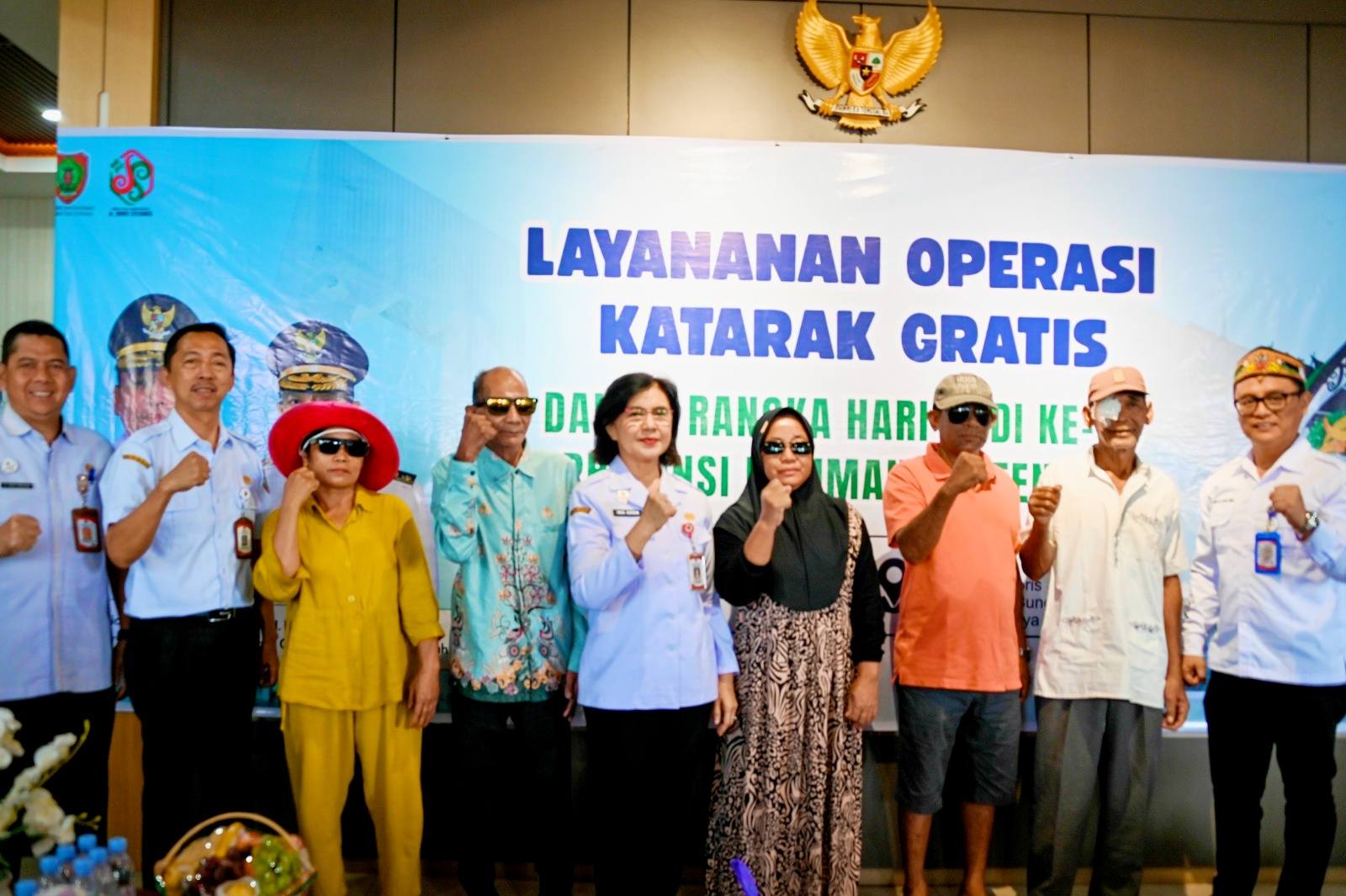 Pj. Sekda Kalteng, Linae Victoria Aden foto bersama masyarakat yang mengikuti Operasi Katarak Gratis Tahun 2026,