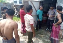 Petugas kepolisian ketika berada di lokasi kejadian dugaan pencurian