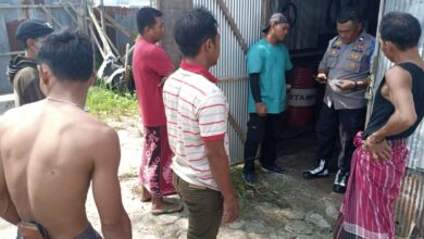 Petugas kepolisian ketika berada di lokasi kejadian dugaan pencurian