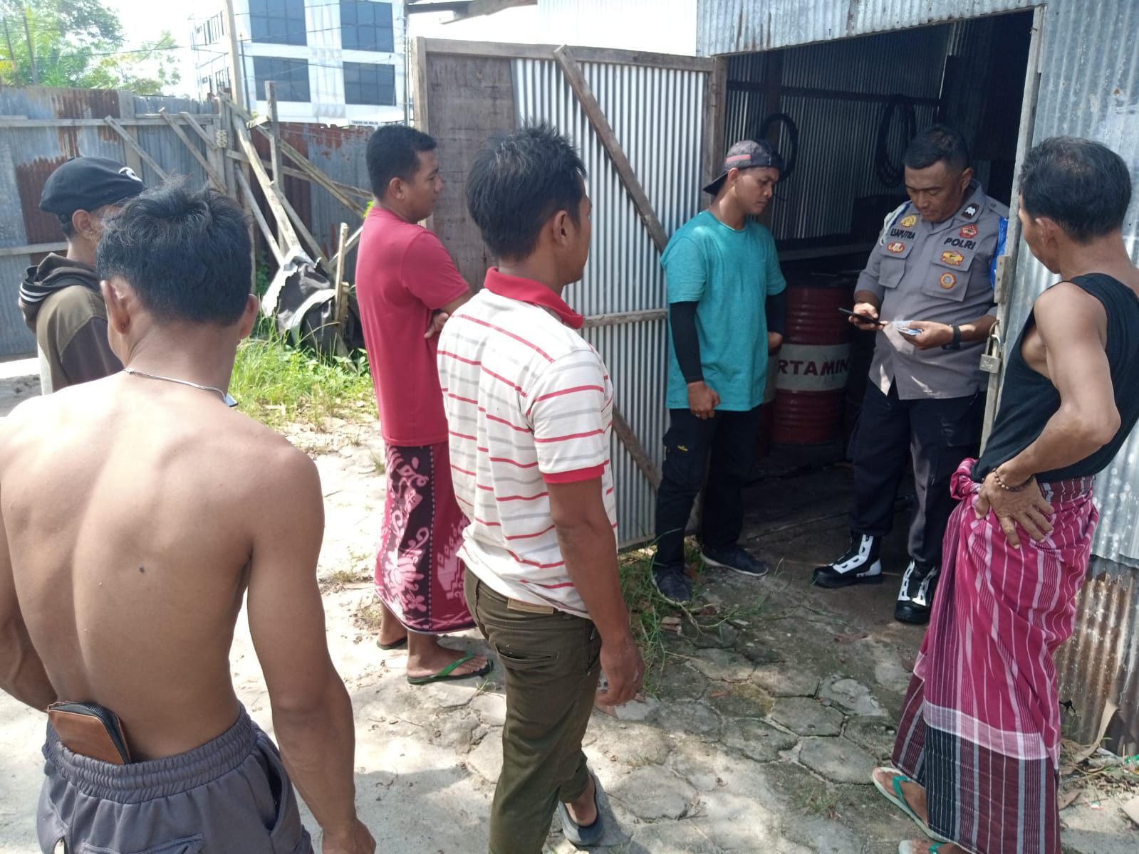 Petugas kepolisian ketika berada di lokasi kejadian dugaan pencurian