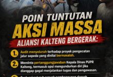 Aliansi Kalteng Bergerak saat melaksanakan unjuk rasa di depan Kantor DPUPR Kalteng