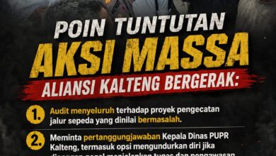Aliansi Kalteng Bergerak saat melaksanakan unjuk rasa di depan Kantor DPUPR Kalteng