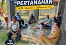 Lurah Langkai, Muhamad Abidin saat sosialisasi kerumah warga,