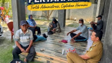 Lurah Langkai, Muhamad Abidin saat sosialisasi kerumah warga,