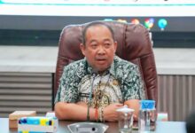 Kepala DLH Prov. Kalteng, Joni Harta saat menyampaikan paparan dalam kegiatan In-House Training Pengelolaan Limbah Bahan Berbahaya dan Beracun (B3) Tahun 2026 yang digelar di Aula Kantor DLH Provinsi Kalimantan Tengah