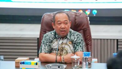 Kepala DLH Prov. Kalteng, Joni Harta saat menyampaikan paparan dalam kegiatan In-House Training Pengelolaan Limbah Bahan Berbahaya dan Beracun (B3) Tahun 2026 yang digelar di Aula Kantor DLH Provinsi Kalimantan Tengah