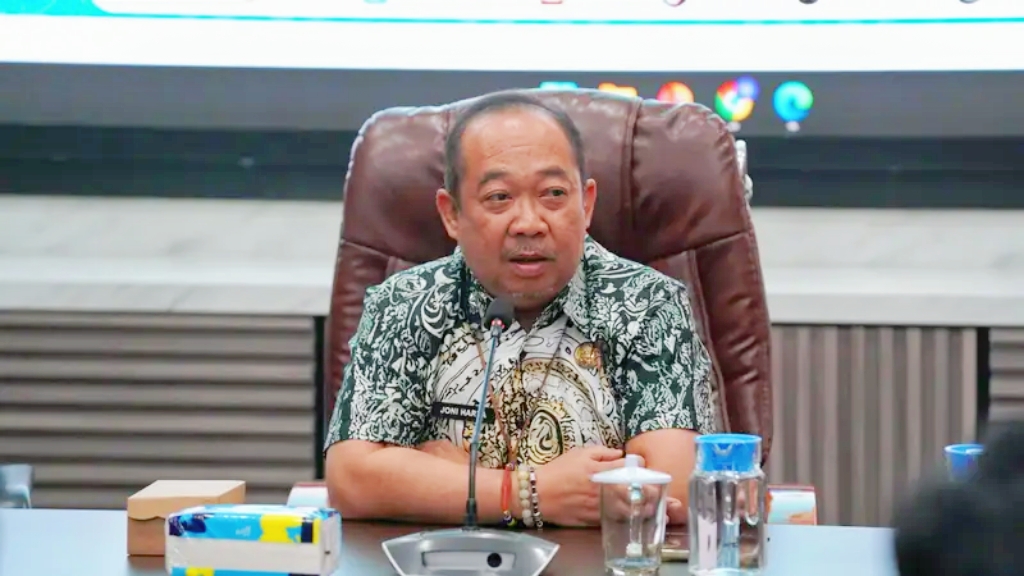 Kepala DLH Prov. Kalteng, Joni Harta saat menyampaikan paparan dalam kegiatan In-House Training Pengelolaan Limbah Bahan Berbahaya dan Beracun (B3) Tahun 2026 yang digelar di Aula Kantor DLH Provinsi Kalimantan Tengah