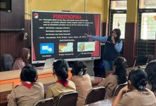 Kasat Narkoba Polresta Palangka Raya, Yonika Winner Te'dang ketika memberikan paparan mengenai penyalahgunaan narkotika di salah satu SMA yang ada di Palangka Raya