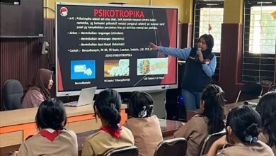 Kasat Narkoba Polresta Palangka Raya, Yonika Winner Te'dang ketika memberikan paparan mengenai penyalahgunaan narkotika di salah satu SMA yang ada di Palangka Raya