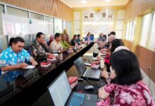 Suasana Rapat Pembahasan Penawaran Kerja Sama Daerah antara Pemerintah Provinsi Kalimantan Tengah dan Pemerintah Provinsi Kalimantan Selatan yang berlangsung di Ruang Rapat Biro Pemerintahan dan Otonomi Daerah