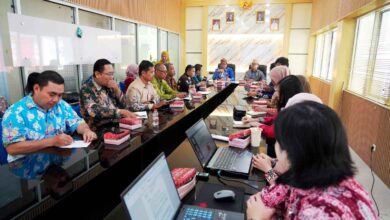 Suasana Rapat Pembahasan Penawaran Kerja Sama Daerah antara Pemerintah Provinsi Kalimantan Tengah dan Pemerintah Provinsi Kalimantan Selatan yang berlangsung di Ruang Rapat Biro Pemerintahan dan Otonomi Daerah