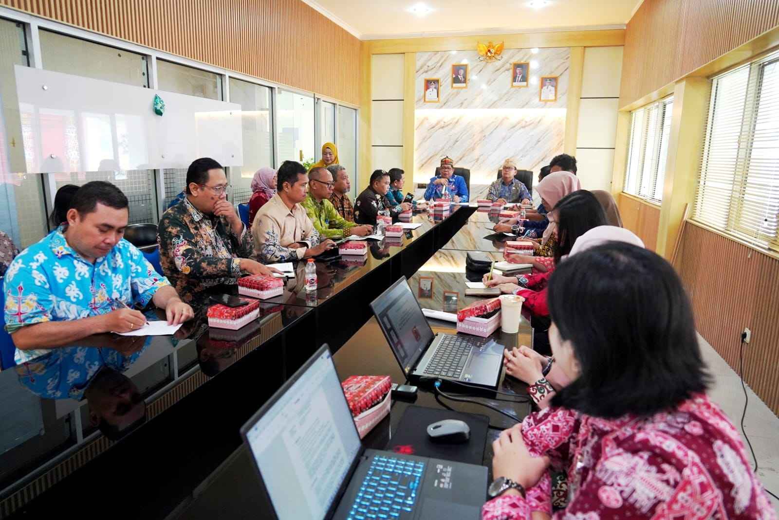 Suasana Rapat Pembahasan Penawaran Kerja Sama Daerah antara Pemerintah Provinsi Kalimantan Tengah dan Pemerintah Provinsi Kalimantan Selatan yang berlangsung di Ruang Rapat Biro Pemerintahan dan Otonomi Daerah