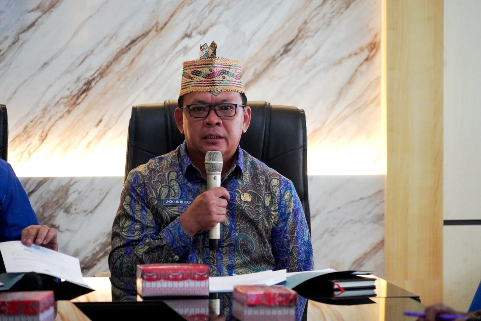 Plt. Kepala Biro Pemerintahan dan Otonomi Daerah Setda Provinsi Kalimantan Tengah, Jhon Lis Berger, saat memberikan pengantar dalam rapat pembahasan kerja sama daerah Kalteng-Kalsel.