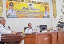 Sekretaris Daerah, Arbert Tombak saat menyampaikan sambutan dari Wali Kota Palangka Raya pada Rapat Koordinasi Inovasi Daerah dan Bimbingan Teknis Pelaporan Inovasi Daerah.