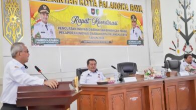 Sekretaris Daerah, Arbert Tombak saat menyampaikan sambutan dari Wali Kota Palangka Raya pada Rapat Koordinasi Inovasi Daerah dan Bimbingan Teknis Pelaporan Inovasi Daerah.