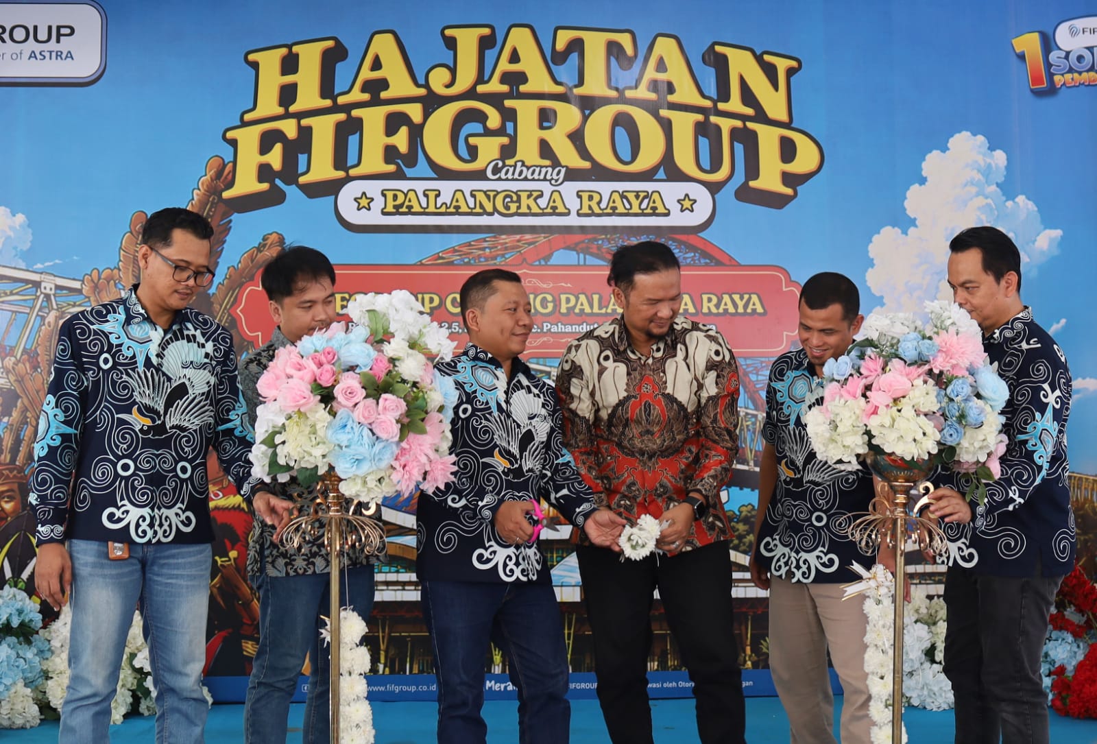 Kepala Wilayah FIFGROUP Area Kalimantan Tengah, Roy Paham Manurung dan Kepala Cabang FIFGROUP Palangka Raya, Lalu Hariyadi Surya