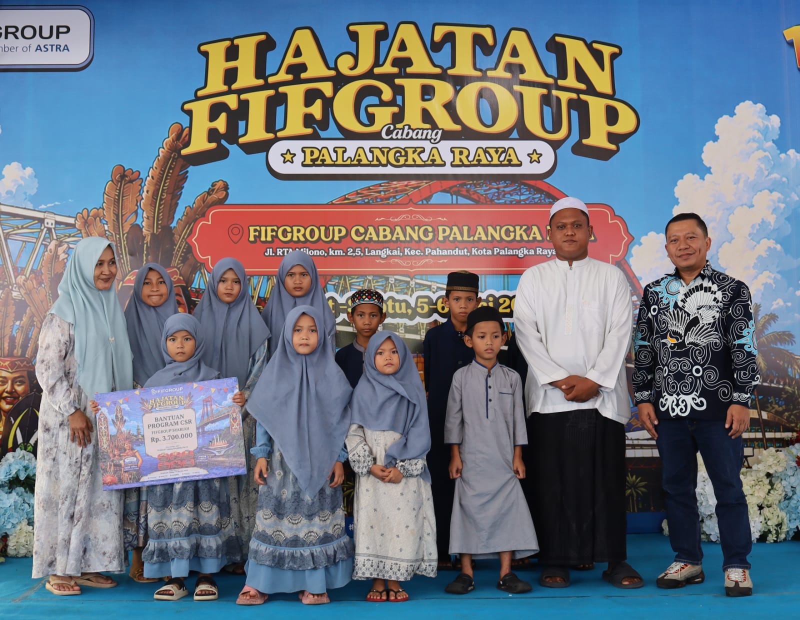 Penyerahan bantuan Dana Sosial Syariah di sela-sela gelaran Hajatan FIFGROUP Cabang Palangka Raya oleh Kepala Cabang FIFGROUP Palangka Raya, Lalu Hariyadi Surya kepada Panti Asuhan Al-Mim 