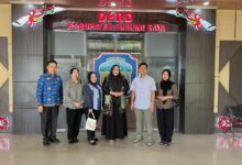 Dina Maulidah saat menerima kunjungan dari tim Bapemperda DPRD HSS