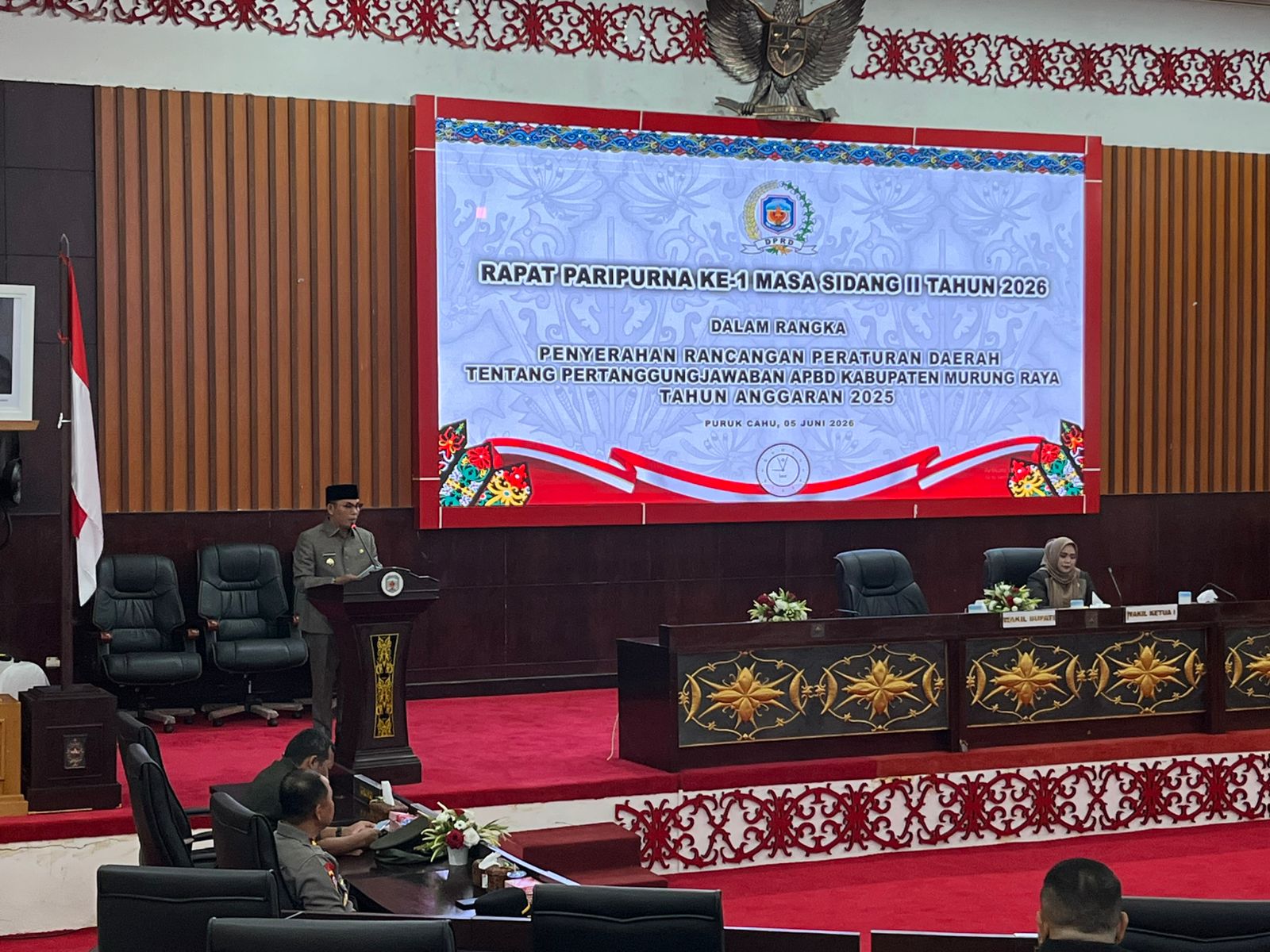Wakil Bupati Murung Raya Rahmanto Muhidin saat menyampaikan pembahasan Raperda tentang Pertanggungjawaban Pelaksanaan APBD Kabupaten Murung Raya Tahun Anggaran 2025.