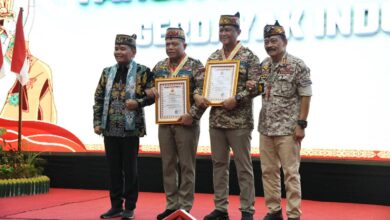 Pangdam XXII/TB, Mayjen TNI Zainul Arifin bersama Kapolda Kalteng, Irjen Pol Iwan Kurniawan saat menerima Tanda Penghargaan, Medali Penghormatan, dan Piagam GERDAYAK Indonesia “Tingang Menteng Bapenyang Simpei”, pada peringatan HUT ke-16 GERDAYAK Indonesia